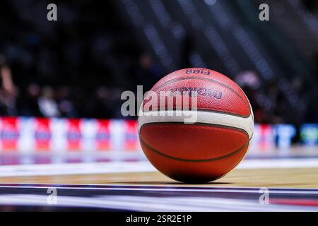 Torino, Italia. 13 febbraio 2025. Match ufficiale fuso durante la finale di LBA Frecciarossa 2025 tra Dolomiti energia Trentino e UNAHOTELS Reggio Emilia all'Inalpi Arena. Dolomiti energia Trentino 85 | 80 UNAHOTELS Reggio Emilia crediti: dpa/Alamy Live News Foto Stock