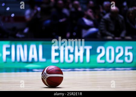 Torino, Italia. 13 febbraio 2025. Il Matchball Molten ufficiale visto durante la finale di LBA Frecciarossa Final Eight 2025 tra Dolomiti energia Trentino e UNAHOTELS Reggio Emilia all'Inalpi Arena. Dolomiti energia Trentino 85 | 80 UNAHOTELS Reggio Emilia crediti: dpa/Alamy Live News Foto Stock