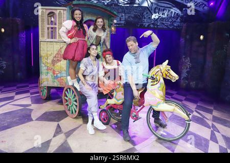 Tetje Mierendorf besucht & JULIA - Das Pop-Musical Tetje Mierendorf besucht & JULIA - Das Pop-Musical , Operettenhaus Hamburg, 14.02.2025 mit chiara Fuhrmann Julia, Willemijn Verkaik Anne Hathaway / aprile, Bram Tahamata Mae, Jacqueline Braun Angelique/ Amme, Bram Tahamata maggio Copyright: XEventpressxBecherx Foto Stock