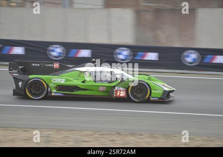 Iron Lynx è entrata nella Lamborghini SC63 LMDh Hypercar di Matteo Cairoli, Andrea Calderelli e Romain Grosjean esce dalla Esses alla 24 ore di le Mans del 2024 Foto Stock
