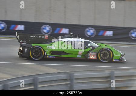 Iron Lynx entrò nella Lamborghini SC63 LMDh Hypercar di Mirko Bortolotti, Daniil Kvyat ed Eduardo Mortara uscì dalla Esses alla 24 ore di le Mans del 2024 Foto Stock