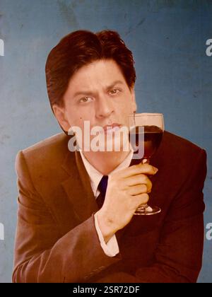 Pubblicità vintage con l'attore indiano Shah Rukh Khan che regala un bicchiere di vino per le strade di Dacca, Bangladesh. Foto Stock