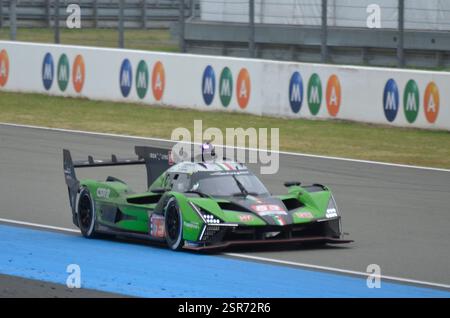 Iron Lynx entrò nella Lamborghini SC63 LMDh Hypercar di Mirko Bortolotti, Daniil Kvyat & Eduardo Mortara si avvicinò alla Ford Chicane, 2024 le Mans 24 ore Foto Stock