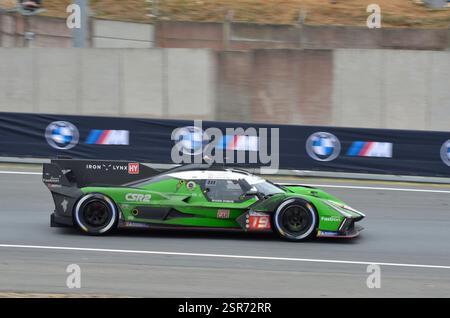 Iron Lynx è entrata nella Lamborghini SC63 LMDh Hypercar di Matteo Cairoli, Andrea Calderelli e Romain Grosjean esce dalla Esses alla 24 ore di le Mans del 2024 Foto Stock