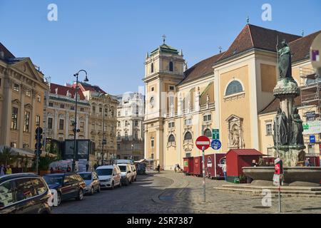 Vienna, Austria - 10.14.2022: Vista panoramica della strada in una vivace città caratterizzata da una splendida architettura storica e punti di riferimento Foto Stock