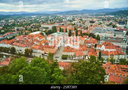 Slovenia, Lubiana - 23 settembre 2022: Affascinanti tetti di Lubiana accattivante vista aerea che mostra l'architettura colorata Foto Stock