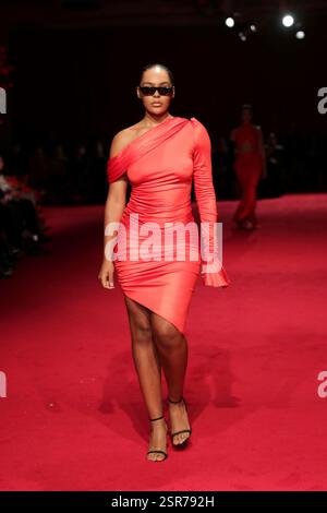 New York. 6 febbraio 2025. NEW YORK, USA - 06 FEBBRAIO: Celebrità e modelli presentano la collezione autunno/inverno 2025-2026 di Christian Siriano durante la New York Fashion Week il 6 febbraio 2025 a New York. La collezione trae ispirazione dal design automobilistico, con abiti luccicanti dalle linee eleganti e costruite. Celebrità come Katie Holmes, Julianne Hough e Whoopi Goldberg hanno partecipato all'evento. (Crediti: Giada Papini Rampelotto/EuropaNewswire)./dpa/Alamy Live News Foto Stock