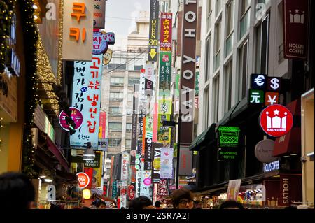 Insegna del caffè coreano con testo in inglese e coreano. Segno di apertura. Nelle vicinanze ci sono numerosi negozi e ristoranti. Possibile destinazione turistica in Corea del Sud. Coreano Foto Stock
