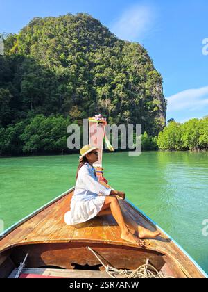 Naviga attraverso le tranquille acque dell'isola di Koh Hong, Krabi, Thailandia, immergendoti nel vibrante paesaggio verde e nel sole. Una giornata perfetta per relax e avventura vicino alla splendida costa. Foto Stock