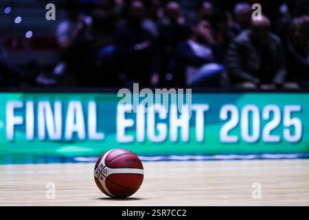 Torino, Italia. 13 febbraio 2025. Il Matchball Molten ufficiale visto durante la finale di LBA Frecciarossa Final Eight 2025 tra Dolomiti energia Trentino e UNAHOTELS Reggio Emilia all'Inalpi Arena. Dolomiti energia Trentino 85 | 80 UNAHOTELS Reggio Emilia crediti: SOPA Images Limited/Alamy Live News Foto Stock
