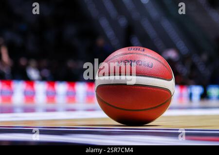 Torino, Italia. 13 febbraio 2025. Match ufficiale fuso durante la finale di LBA Frecciarossa 2025 tra Dolomiti energia Trentino e UNAHOTELS Reggio Emilia all'Inalpi Arena. Dolomiti energia Trentino 85 | 80 UNAHOTELS Reggio Emilia (foto di Fabrizio Carabelli/SOPA Images/Sipa USA) crediti: SIPA USA/Alamy Live News Foto Stock