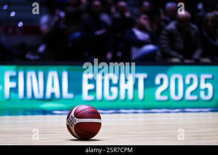 Torino, Italia. 13 febbraio 2025. Il Matchball Molten ufficiale visto durante la finale di LBA Frecciarossa Final Eight 2025 tra Dolomiti energia Trentino e UNAHOTELS Reggio Emilia all'Inalpi Arena. Dolomiti energia Trentino 85 | 80 UNAHOTELS Reggio Emilia (foto di Fabrizio Carabelli/SOPA Images/Sipa USA) crediti: SIPA USA/Alamy Live News Foto Stock