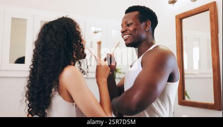 Coppia, igiene e canto in bagno con spazzolino da denti per la routine mattutina, respiro fresco e anniversario. Persone africane, legami e cure dentistiche Foto Stock
