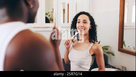 Coppia, igiene e canto nel bagno di casa per la routine mattutina, lavarsi i denti o festeggiare la luna di miele. Persone, felici o odontoiatriche con Foto Stock
