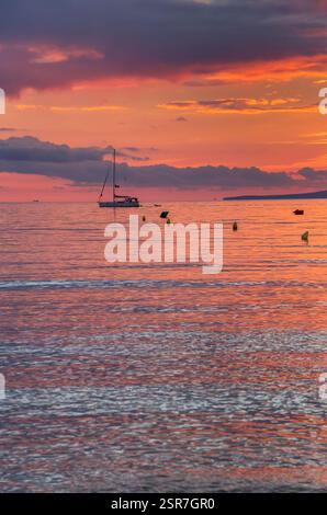 Barca a vela al tramonto, Palma de Mallorca, Maiorca, isole Baleari, Spagna Foto Stock