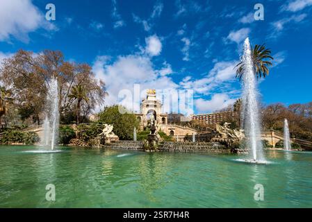 Fontana monumentale e acqua a cascata nel Parc de la Ciutadella nel parco cittadino di Barcellona Foto Stock