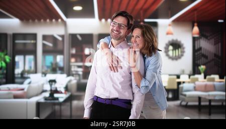 Un paio di agenti diversi sorridenti che mostrano una nuova proprietà a coppia. Foto Stock