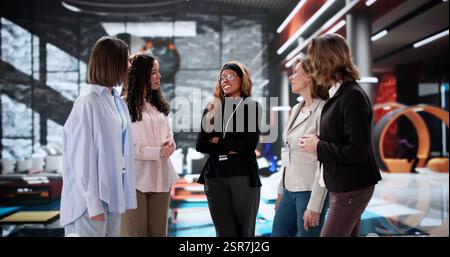 Una donna afroamericana di successo conduce un incontro strategico aziendale con un team diversificato Foto Stock