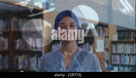 Immagine di diagrammi ed elaborazione dati su studentessa birazziale sorridente Foto Stock