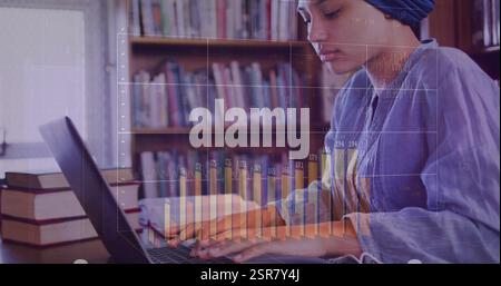 Immagine di diagrammi su studentessa birazziale che utilizza un laptop Foto Stock