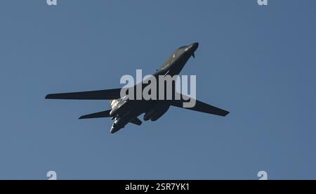 Un B-1B Lancer della U.S. Air Force assegnato al 34th Expeditionary Bomb Squadron, Ellsworth Air Force base, S.. D, esegue un cavalcavia durante l'Aero India Foto Stock
