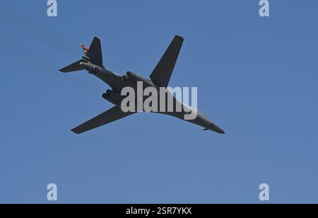 Un B-1B Lancer della U.S. Air Force assegnato al 34th Expeditionary Bomb Squadron, Ellsworth Air Force base, S.. D, esegue un cavalcavia durante l'Aero India Foto Stock