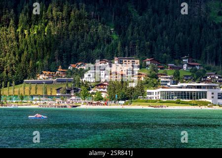 Bellissimo lago Achensee su soleggiate giornate estive, Tirolo, Austria Foto Stock