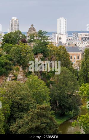 Vista del Temple de la Sibylle nel Parc des Buttes Chaumont, Parigi Foto Stock