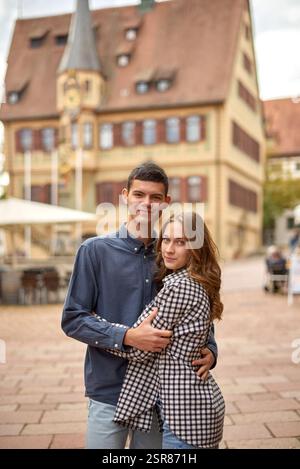 STORIA D'AMORE DI COPPIE ADOLESCENTI. Sussurri d'amore nello splendore tedesco. Esplorare la storia tedesca con amore. Autumn Love Affair nell'eleganza tedesca. Acquisizione di Foto Stock