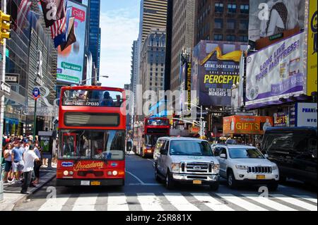 Viene mostrata una pubblicità in autobus a New York, Manhattan per uno show televisivo poliziesco chiamato "Percept". L'annuncio include anche testi che promuovono regali da "ma" Foto Stock