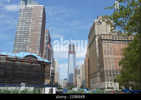 Una vista panoramica dello skyline di New York si dispiega da Battery Park, Manhattan. L'iconico One World Trade Center domina la scena, mentre l'HIS Foto Stock