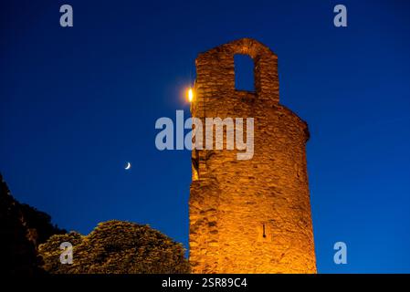 Castello di Arties, accanto alla chiesa di Santa Maria d'Arties, all'ora blu e alla notte (Valle di Aran, Lleida, Catalogna, Spagna, Pirenei) Foto Stock
