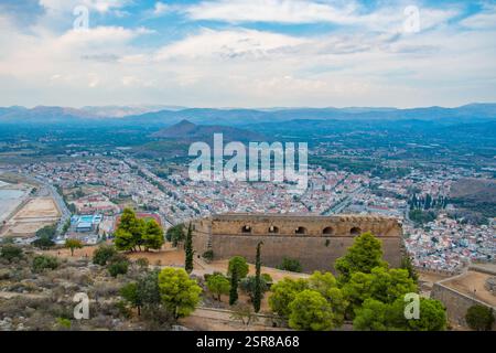 Vista panoramica della città di Nauplia e del castello veneziano Palamidi nel Peloponneso, in Grecia Foto Stock