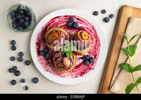 Delizioso panino alla cannella e dessert ai mirtilli. Foto Stock