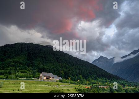 Tramonto sulle montagne della valle del fiume Nere (valle di Aran, Lleida, Catalogna, Spagna, Pirenei). Es: Atardecer sobre las Montañas de los Pirineos Foto Stock