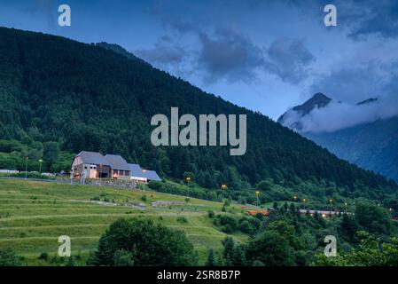 Tramonto sulle montagne della valle del fiume Nere (valle di Aran, Lleida, Catalogna, Spagna, Pirenei). Es: Atardecer sobre las Montañas de los Pirineos Foto Stock