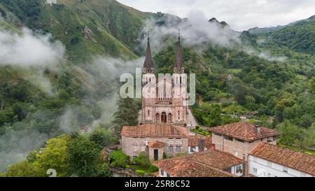 Veduta aerea del Santuario di Covadonga nelle Asturie, nel nord della Spagna. Foto Stock