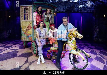 Tetje Mierendorf besucht das Ensemble von & Julia - Das Pop-Musical im Operettenhaus. Amburgo, 14.02.2025 *** Tetje Mierendorf visita l'ensemble di Julia Das Pop Musical all'Operettenhaus di Amburgo, 14 02 2025 foto:xgbrcix/xFuturexImagex mierendorf 4202 Foto Stock