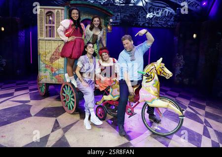 Tetje Mierendorf besucht das Ensemble von & Julia - Das Pop-Musical im Operettenhaus. Amburgo, 14.02.2025 *** Tetje Mierendorf visita l'ensemble di Julia Das Pop Musical all'Operettenhaus di Amburgo, 14 02 2025 foto:xgbrcix/xFuturexImagex mierendorf 4203 Foto Stock