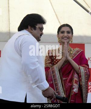 Film Tamil attore Prabhu attore di Bollywood Sonam Kapoor durante l inaugurazione di Kalyan gioiellerie showroom in Velachery Chennai Foto Stock