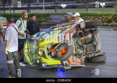 Tuk-tuk rovesciato, incidente, incidente stradale, Bangkok, Thailandia, Asia Foto Stock