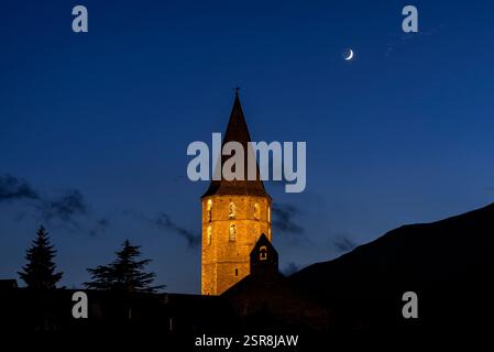 Campanile della chiesa di Sant Andrèu de Salardú, all'ora blu e notte con la Luna (Valle d'Aran, Lleida, Catalogna, Spagna, Pirenei) Foto Stock
