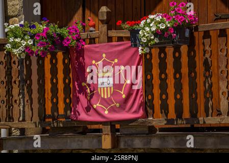 Bandiera della Valle d'Aran su un balcone ad Arties, a Naut Aran (Valle d'Aran, Lleida, Catalogna, Spagna, Pirenei) ESP: Bandera del Valle de Arán Foto Stock