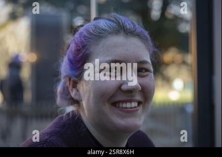 Ritratto di una giovane donna che ride con capelli e naso dai colori vivaci, Baviera, Germania, Europa Foto Stock