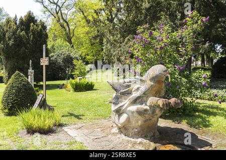 Distributore d'acqua sotto forma di una scultura di Giona nella pancia di una balena al Trinitatisfriedhof Riesa, Sassonia, Germania, Europa Foto Stock
