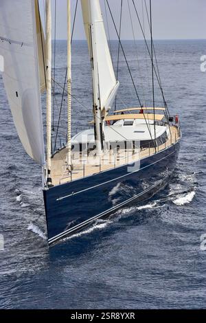 Veduta aerea dell'elegante yacht di lusso in barca a vela Cenerentola IV navigando tranquillamente nell'oceano aperto con una spaziosa terrazza Foto Stock