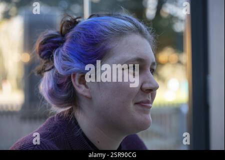 Ritratto di una giovane donna sorridente con i capelli colorati e il naso piercing, Baviera, Germania, Europa Foto Stock