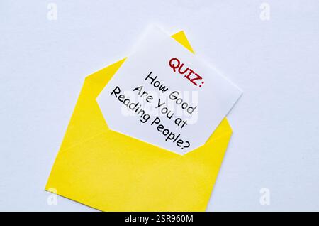 Un quiz relativo a quanto sei bravo a leggere le persone. Tempo di domande e risposte. Foto Stock