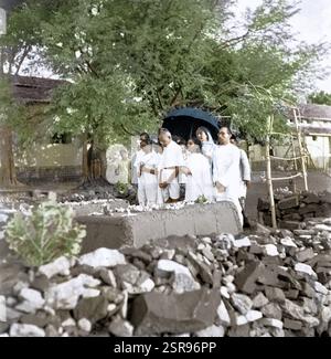 Mahatma Gandhi pregando Kasturba Gandhi e Mahadev Desai samadhi, Pune, India, Asia, 6 maggio, 1944, Asia Foto Stock