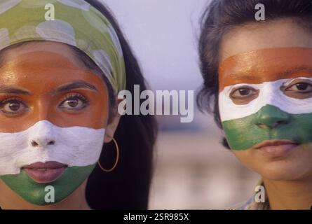 Donna Donne con faccia dipinta Tricolors Foto Stock